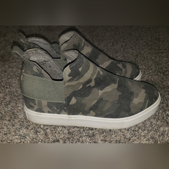Soda| Camouflage Platform Slip-On Sneakers - Picture 4 of 7